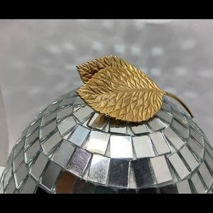 Vintage double leaf women floral gold tone brooch. Very good used condition.
